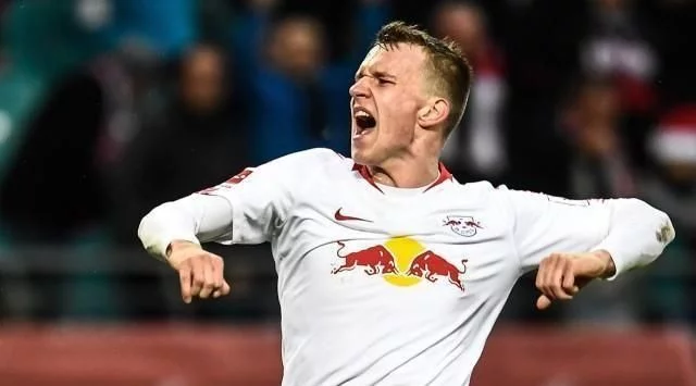 伴显得尤为 伴显得尤为